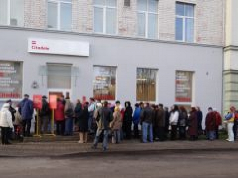 Pie "Citadeles" filiāles Valmierā veidojas rinda; bijušie "Krājbankas" klienti neņem vērā aicinājumu "neforsēt" banku (galerija/video) - papildināts