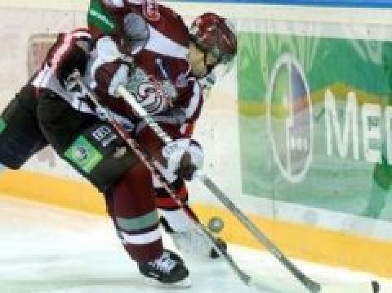 Rīgas "Dinamo" pēcspēles metienu sērijā uzvar Novokuzņeckas "Metallurg" komandu