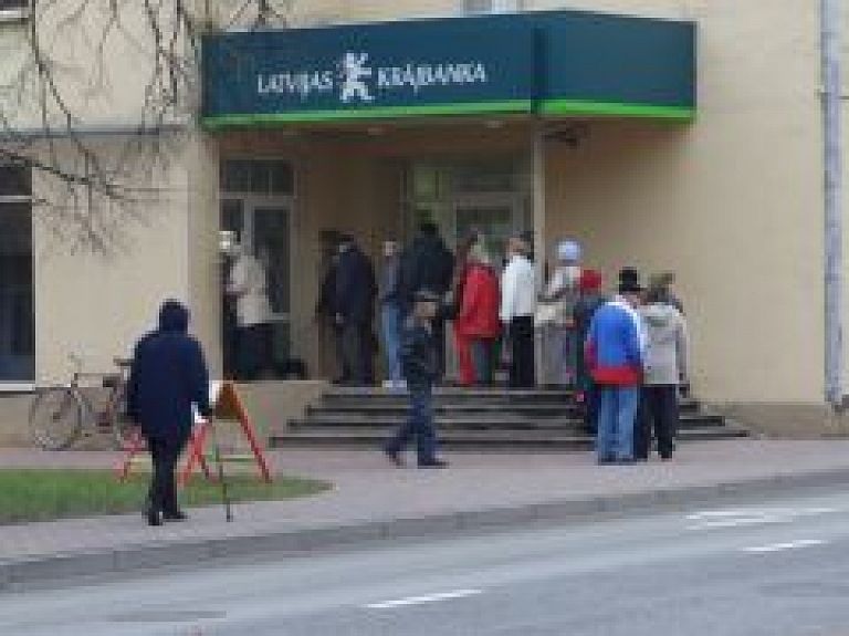 "Latvijas Krājbankas" klienti Valmierā pašreizējo situāciju vērtē dažādi; rinda šodien sarukusi