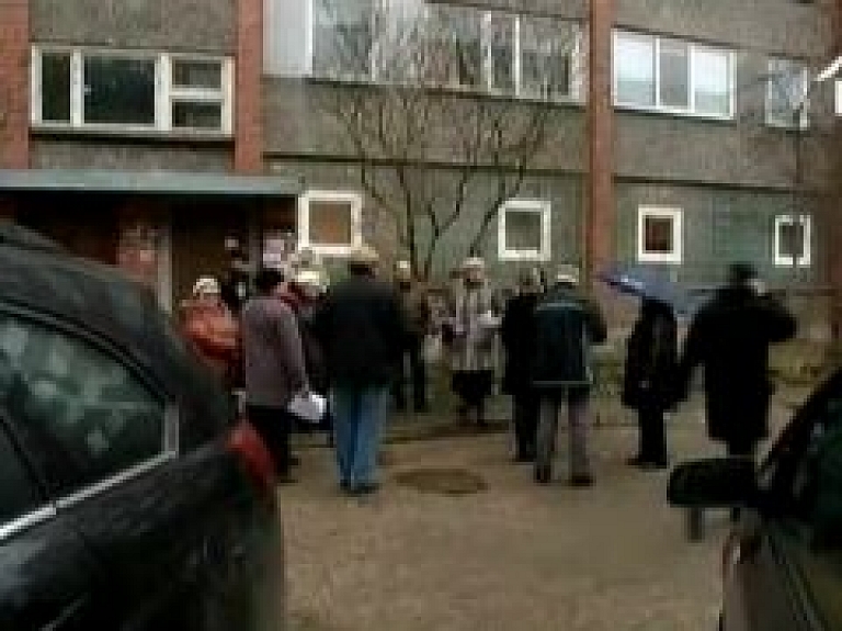 Namsaimnieka parādu dēļ rīdziniekiem joprojām nav pieslēgta apkure (video)