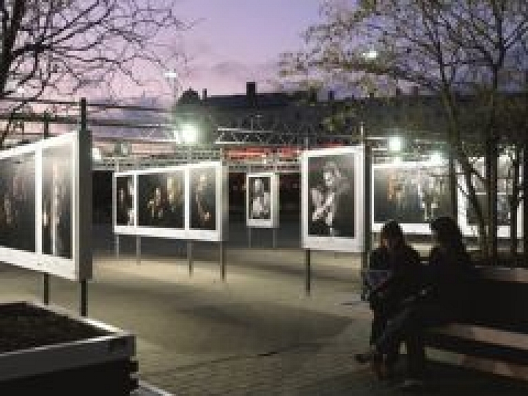 Rīgā atvērta pirmā brīvdabas foto izstāžu galerija, kas pieejama 24 stundas diennaktī