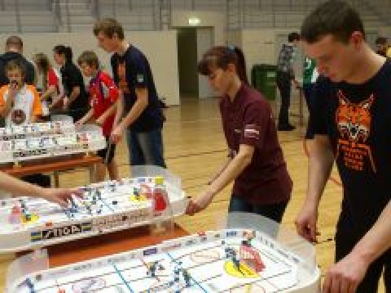 Jaunieši no Jēkabpils un Viesītes piedalās Latvijas Kausa izcīņas trešajā posmā galda hokejā