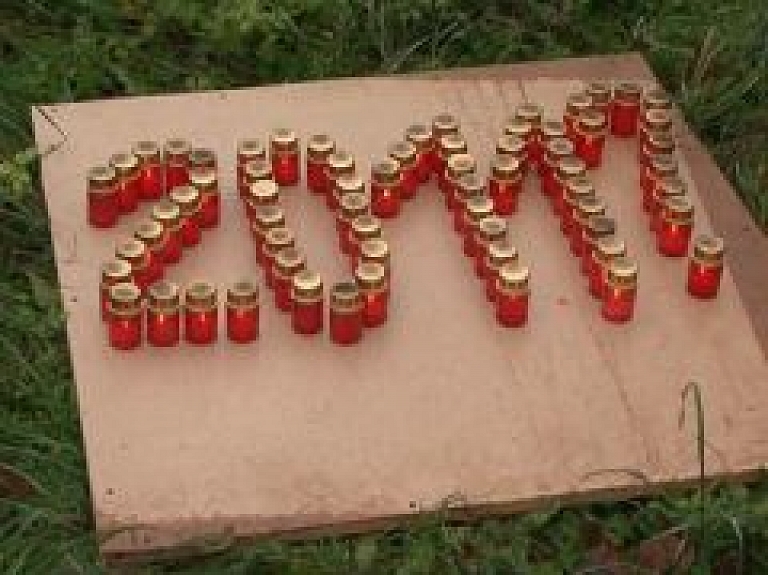 Talsu TV: pie Soda priedes piemiņas pasākumā pulcējas protestētāji (video)