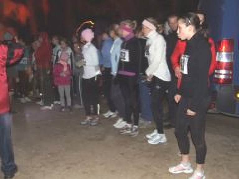 Lāčplēša dienas skrējiens Ābeļos pulcē rekordlielu dalībnieku skaitu (galerija)