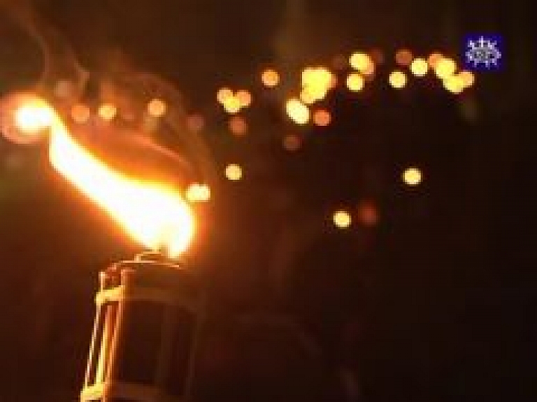 Talsu TV: Lāčplēša dienas sveču liesmas izgaismo Talsu ielas (video)