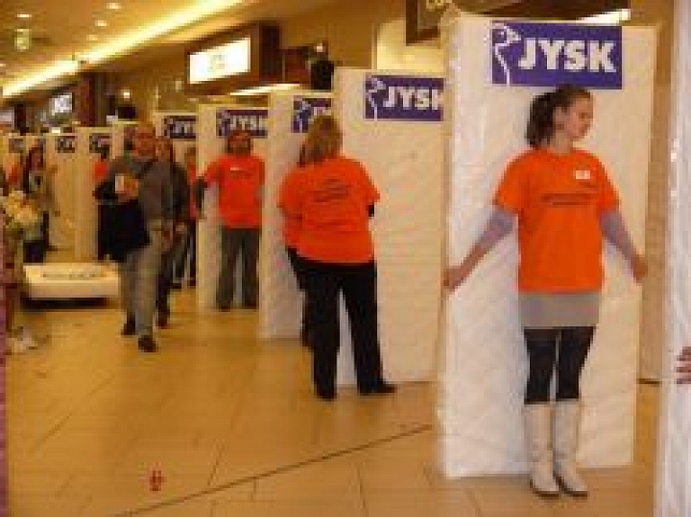 Tirdzniecības centra "Spice" gaiteņos uzstāda Latvijas matraču domino rekordu (galerija)