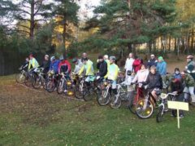 Jēkabpils velobraukšanas cienītāji savu sportisko seriālu Meža parkā noslēguši (galerija)