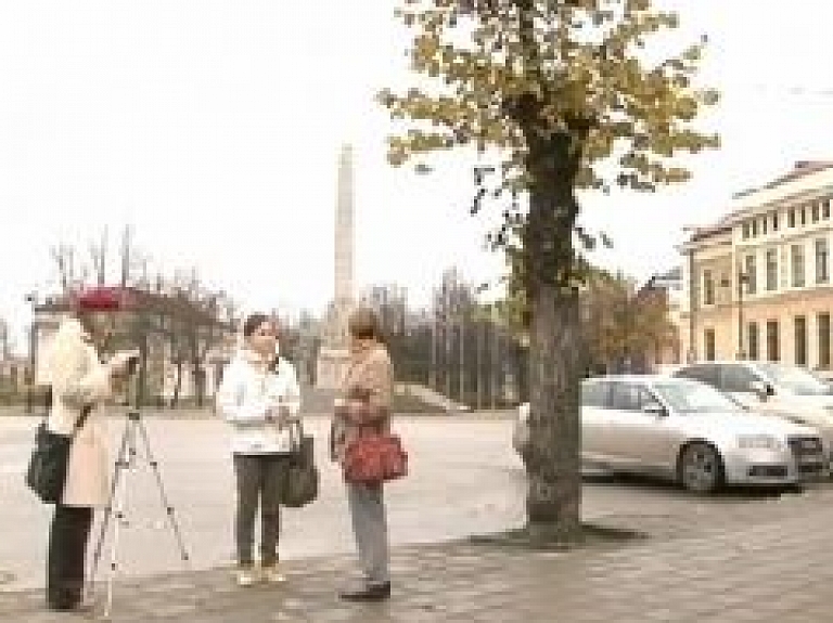 Sagaidot Lāčplēša dienu un valsts svētkus, Cēsu jaunieši noskaidro, ko cēsiniekiem nozīmē vārds "varonība" (video)