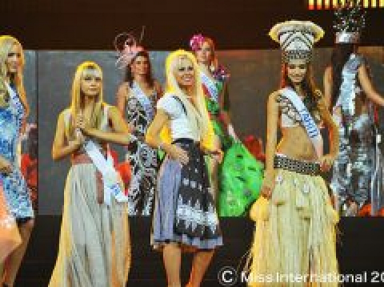 Jelgavniece Lelde Paulsone Ķīnā izcīna titulu konkursā "Miss International 2011" (galerija/video)