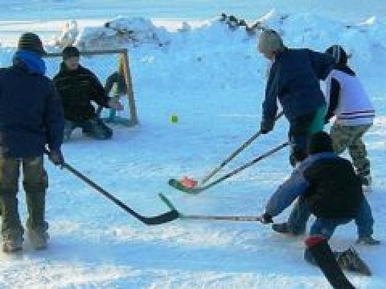 Ciblas vidusskola tiek pie finansējumu hokeja inventāra iegādei (galerija)