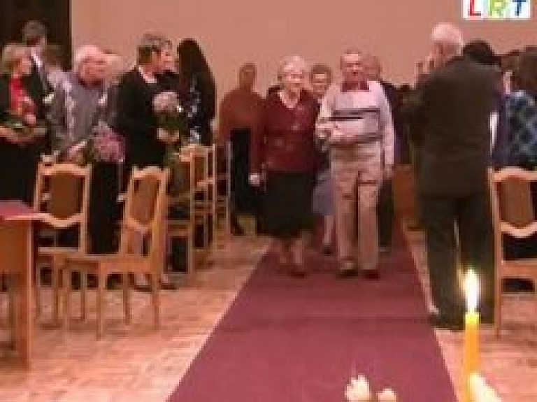 Rēzeknē sveic 12 pārus, kuri kopdzīvē nodzīvojuši 50 gadus (video)