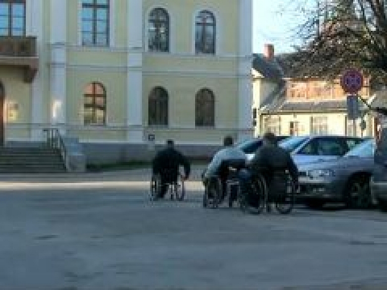 Kuldīga atzīta par joprojām nepieejamāko pilsētu Latvijā cilvēkiem ar kustību traucējumiem (video)