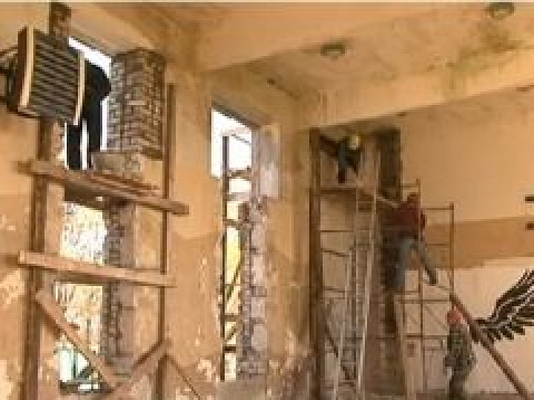 Priekuļos rekonstruē vecās skolas ēkas jauno piebūvi (video)