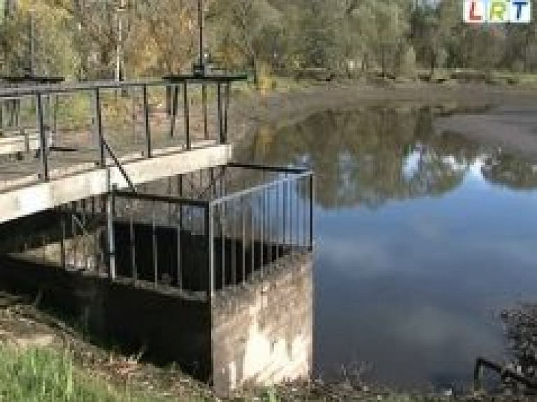Preiļu pils parka dīķī pazudis ūdens (video)