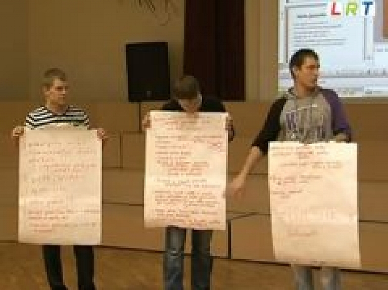 Rēzeknes novada jaunatnes forumā piedalās 43 pagastu aktīvākie jaunieši (video)