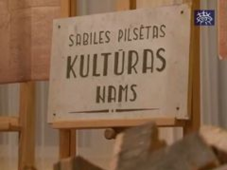 Talsu TV: sabilnieki tikuši pie jauniem skatuves dēļiem (video)