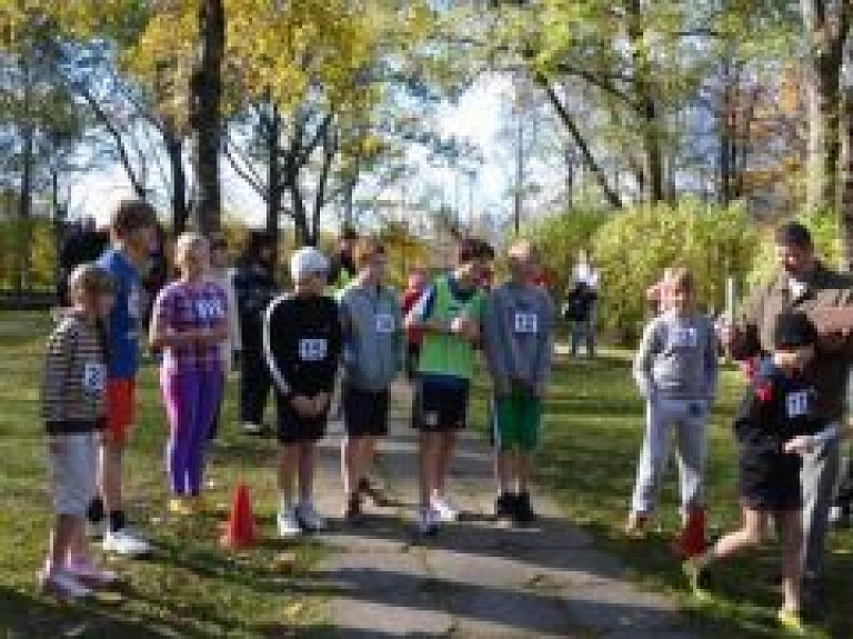 Ielu stafešu skrējiens jēkabpiliešus vieno sportiskā saiknē (galerija)