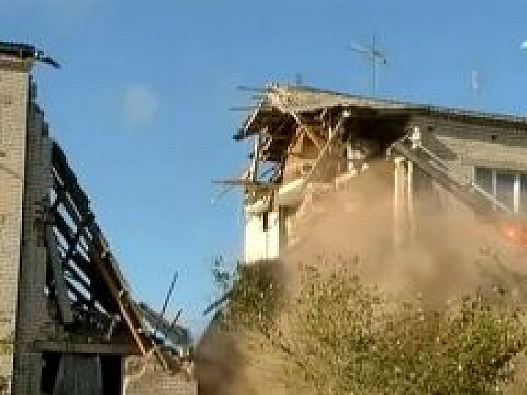 Mālpilī sabrukusi daļa dzīvojamās mājas (video)