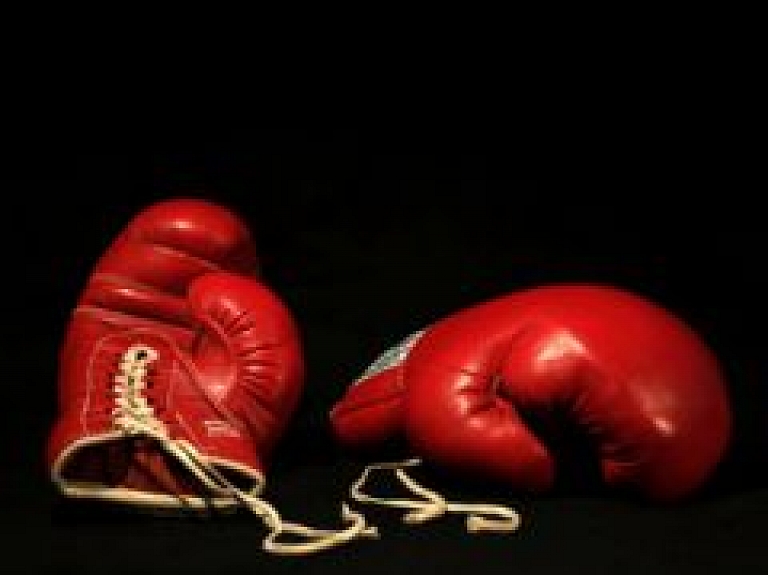 Jelgavnieks Ņikita Petrovs uzvar savu pretinieku cīņu sacensībās "Klondaika Fight Arena"