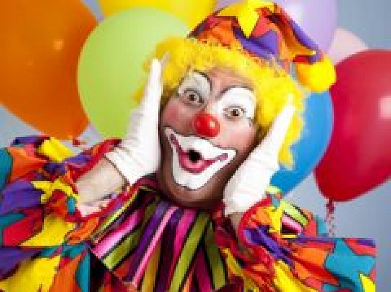 Rīgas cirks jaunajā programmā demonstrēs dresētus suņus un akrobātiskus trikus uz ķekatām