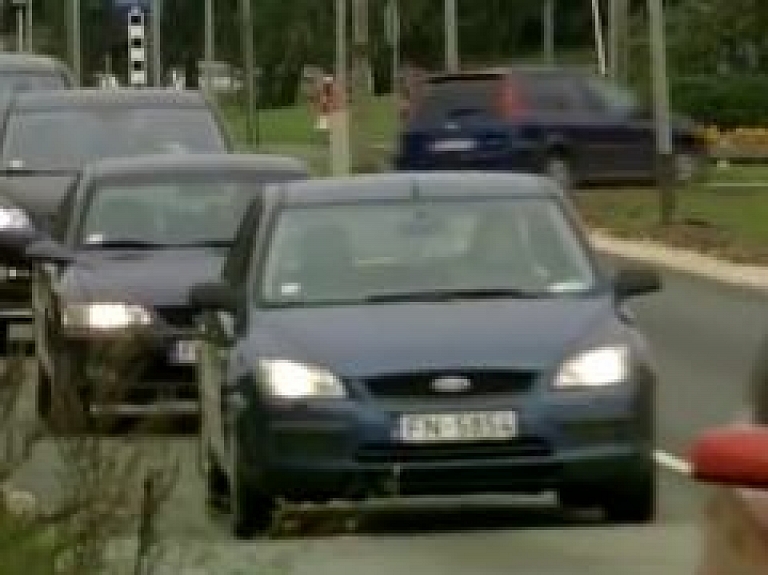 Pieaug uz ceļiem cietušo cilvēku skaits; letālu gadījumu mazāk (video)