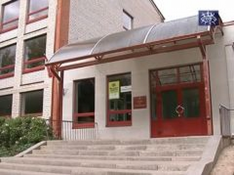 Talsu TV: uzticīgākie vēlētāji pilsoņa pienākumu pildīja arī mājās, slimnīcā un policijā (video)
