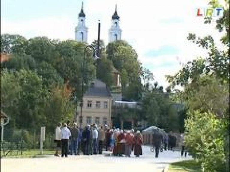 Ludzā atklāj Mazā Ezerkrasta promenādi (video)