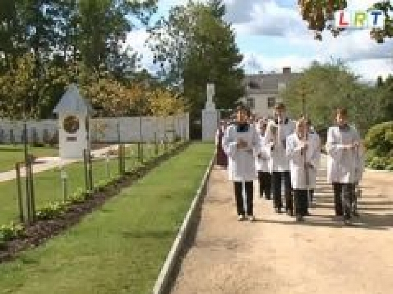 Viļānu baznīcā atklāj Rožukroņa dārzu (video)