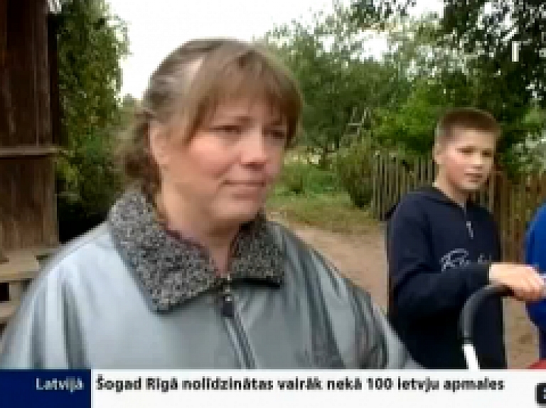 Evita Paidere ar bērniem pateicas labdariem par saziedotajām mantām (video)