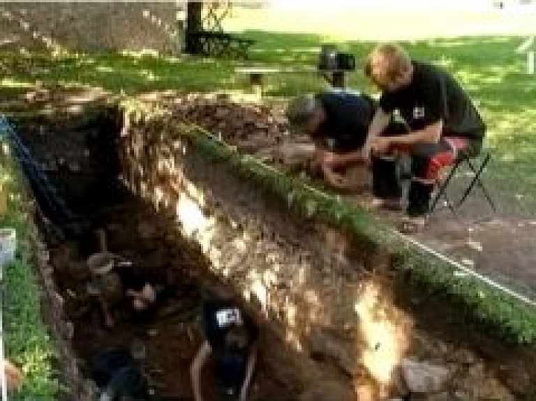 Cēsu vidusslaiku pils teritorijā notiek arheoloģiskie izrakumi (video)