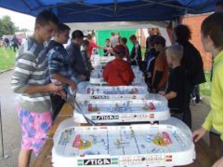 Jēkabpilī Jauniešu dienas ietvaros galda hokejisti atklāj sezonu (galerija)