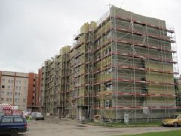 Uzsākta daudzdzīvokļu dzīvojamās mājas renovācija V.Baloža ielā 20, Valmierā