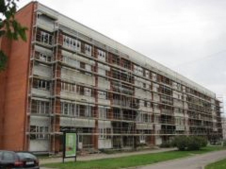 Uzsākta daudzdzīvokļu dzīvojamās mājas renovācija G.Apiņa ielā 22, Valmierā