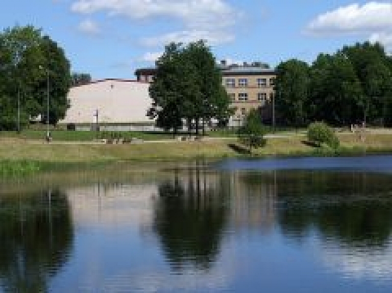 Valmieras 5.vidusskolas skolēnus un skolotājus Zinību dienā sveiks Rolands Broks