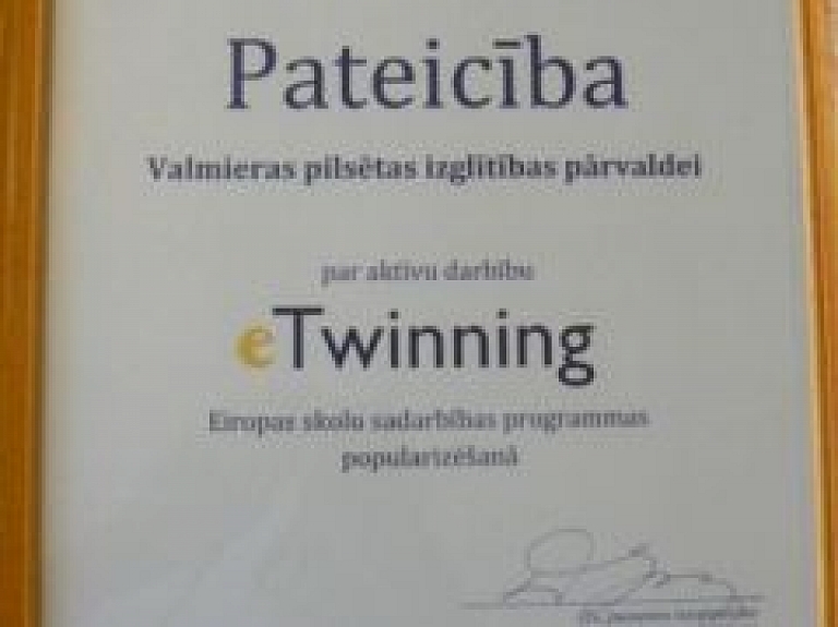 Valmieras Izglītības pārvalde saņem Pateicību par aktīvu darbu eTwinning popularizēšanā