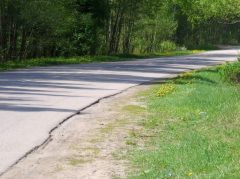 Valsts galveno autoceļu segas pastiprināšanai piešķir papildu septiņus miljonus latu