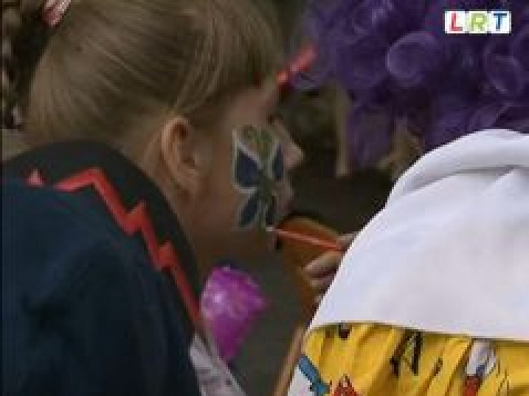 Daugavpils kuplākās ģimenes pulcē festivāls "Laimīgā ģimene" (video)