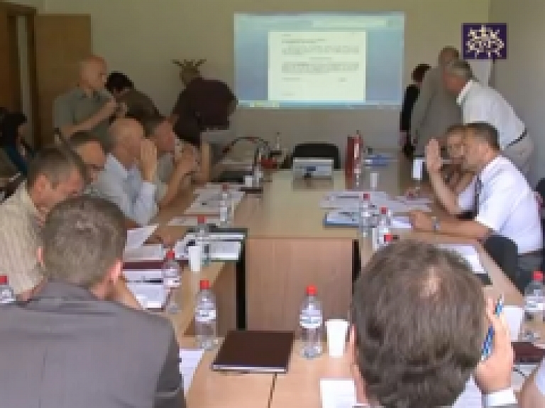 Talsu TV: daļa Talsu novada deputātu pamet domes sēdi (video)