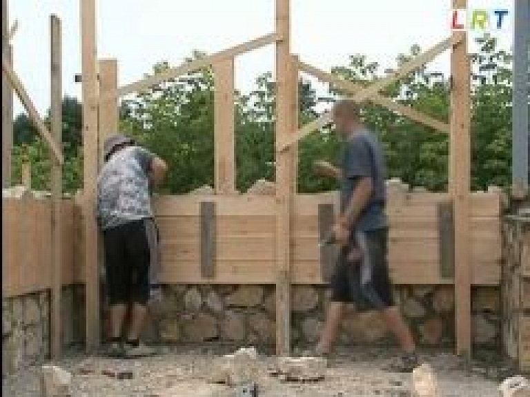 Rudzātu pagastā pēc iedzīvotāju iniciatīvas top jauna autobusu pietura (video)