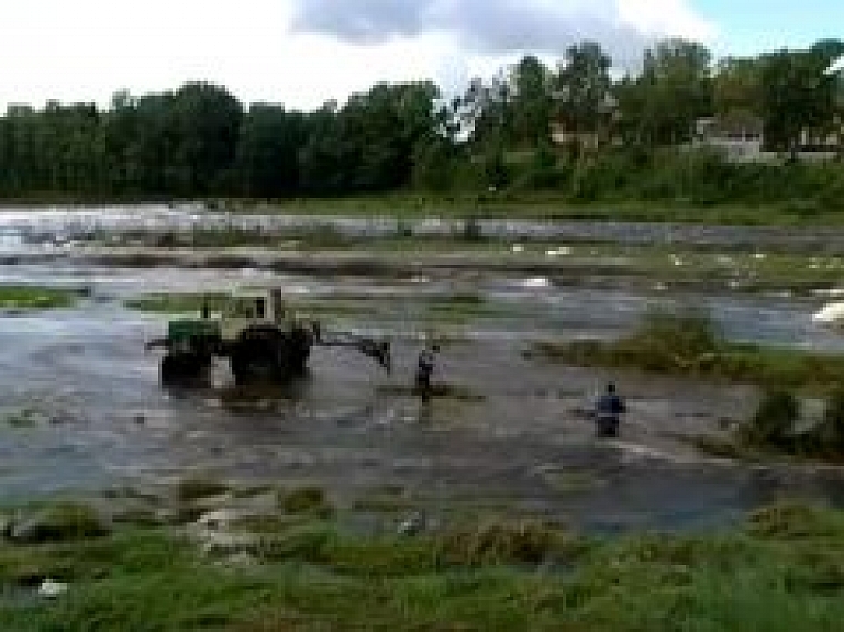 Ventas posma atbrīvošanu no liekajiem ūdens augiem pabeigs līdz nākamās nedēļas beigām (video) - papildināts