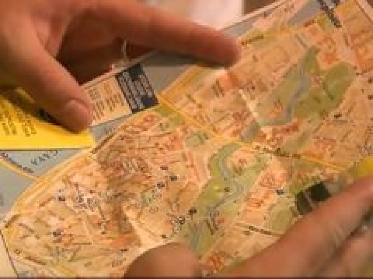 Pēdējo gadu laikā Vecrīga kļuvusi pieejamāka cilvēkiem ar kustību traucējumiem (video)