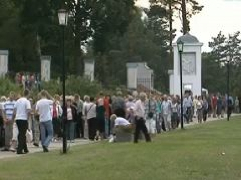Aglonā uz Vissvētākās Jaunavas Marijas Debesīs uzņemšanas svētkiem pulcējas ticīgie (video)