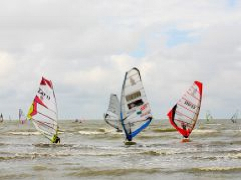 Liepājā pēc pirmās dienas čempionātā "Formula" vidsērfingā vadībā ir pārstāvji no Polijas un Izraēlas