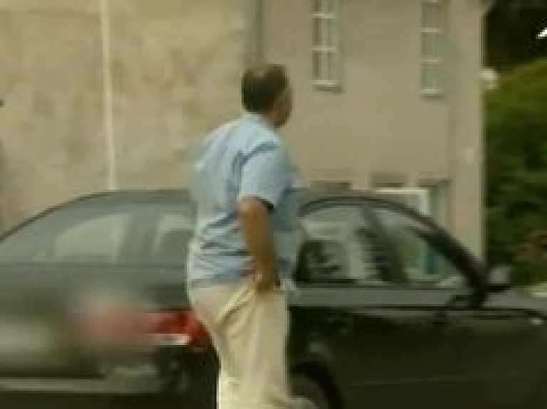 Raidījums: Alūksnes policijas iecirkņa vadītājs dienesta auto izmanto privātām vajadzībām (video)