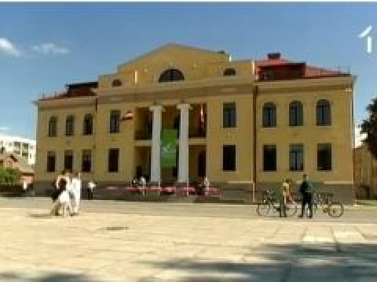 Valkā nodibina partiju "Vienotība" (video)