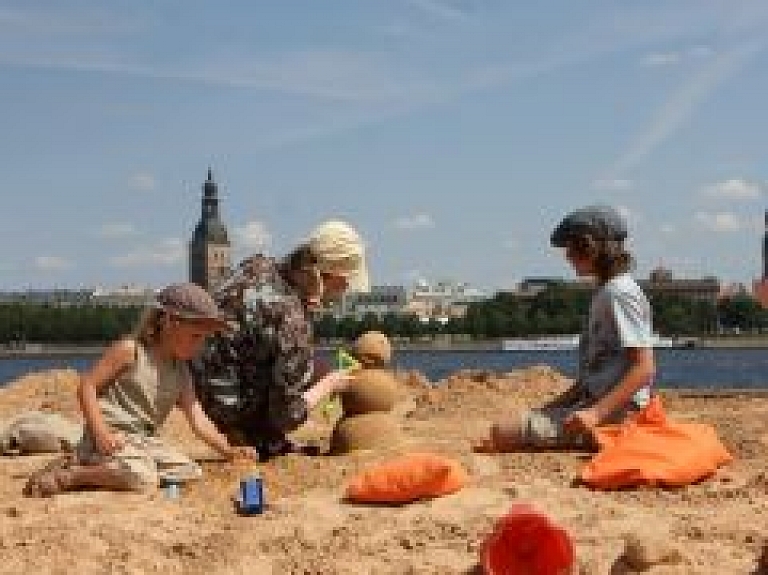 Šodien Rīgā smilšu skulptūru parkā "Magic Sand Riga" norisināsies spēļu un rotaļu maratons
