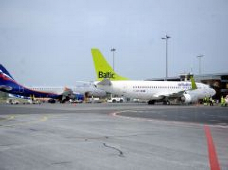 Oslo lidostā alkohola reibuma dēļ aizturēta "airBaltic" apkalpe