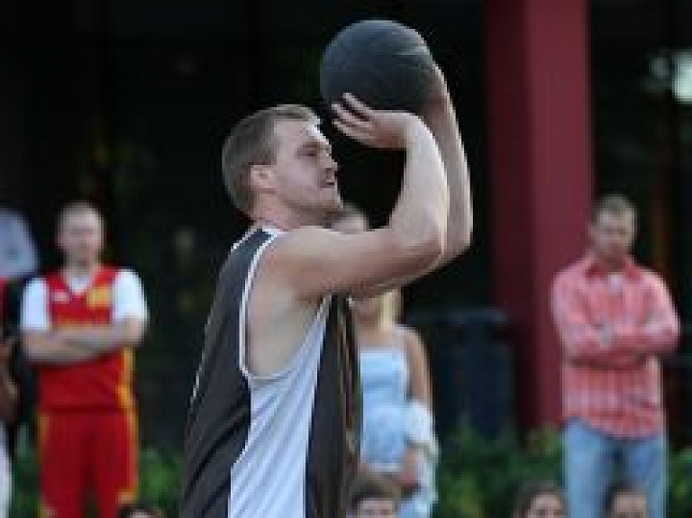 Liepājas vasaras ielu basketbola čempionāta piektajā posmā uzvar komandas  "Extra Šķiņķis" un "Piektais Elements"