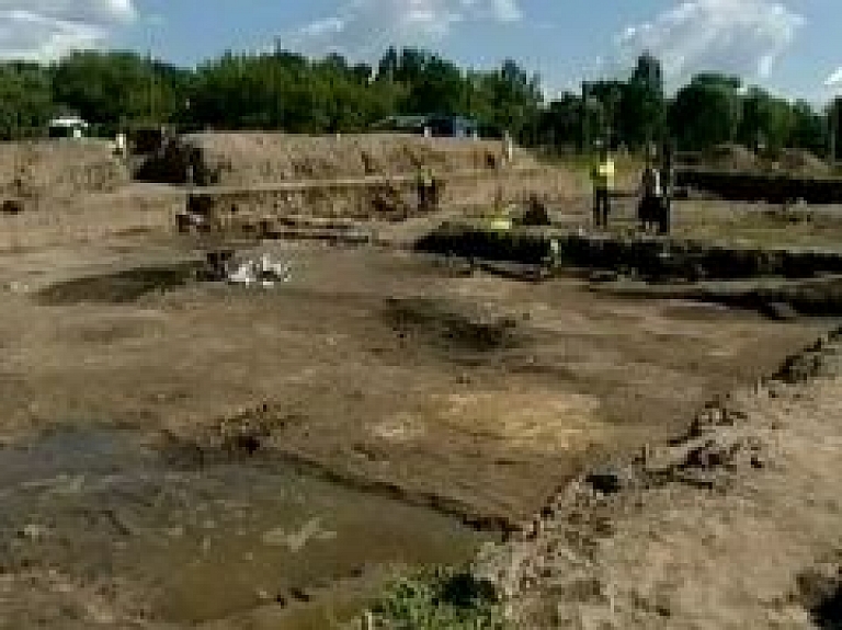 Torņkalnā norisinās arheoloģiskie izrakumi (video)