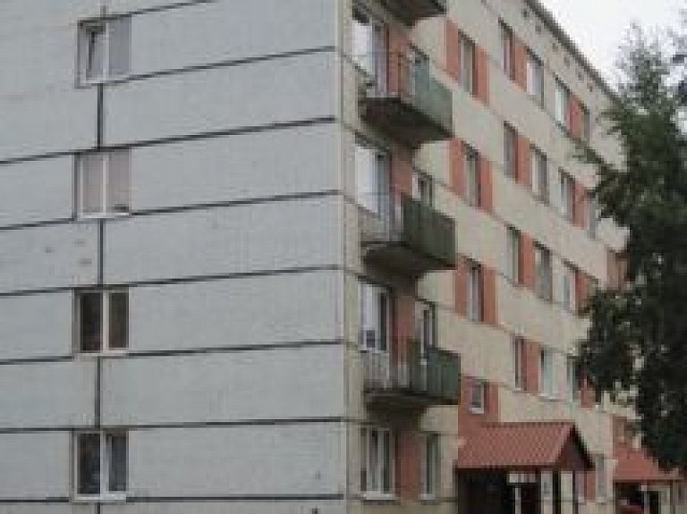 Uzsākta daudzdzīvokļu dzīvojamās mājas renovācija Annas ielā 8, Valmierā